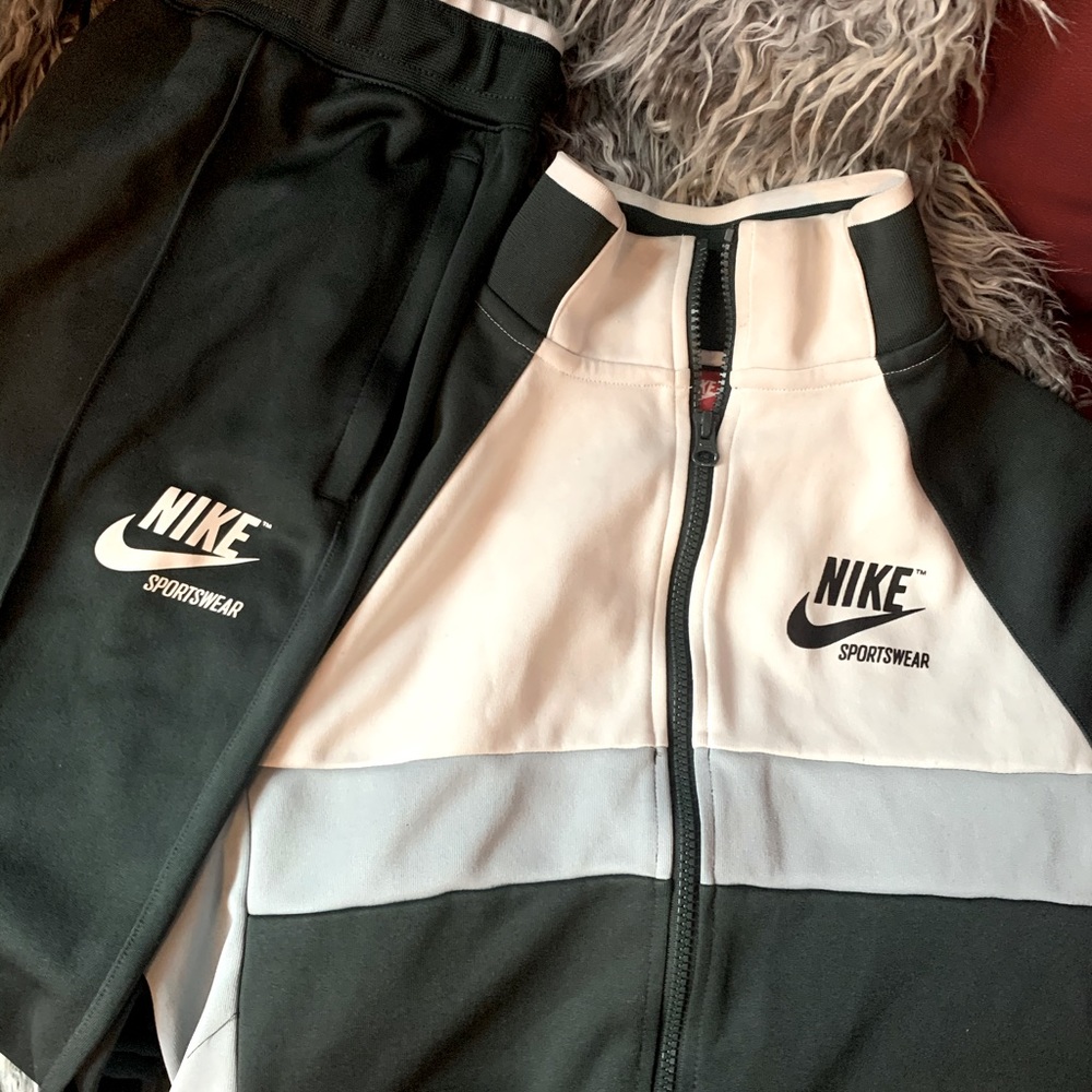 Men’s Nike Sportswear sweatsuit.